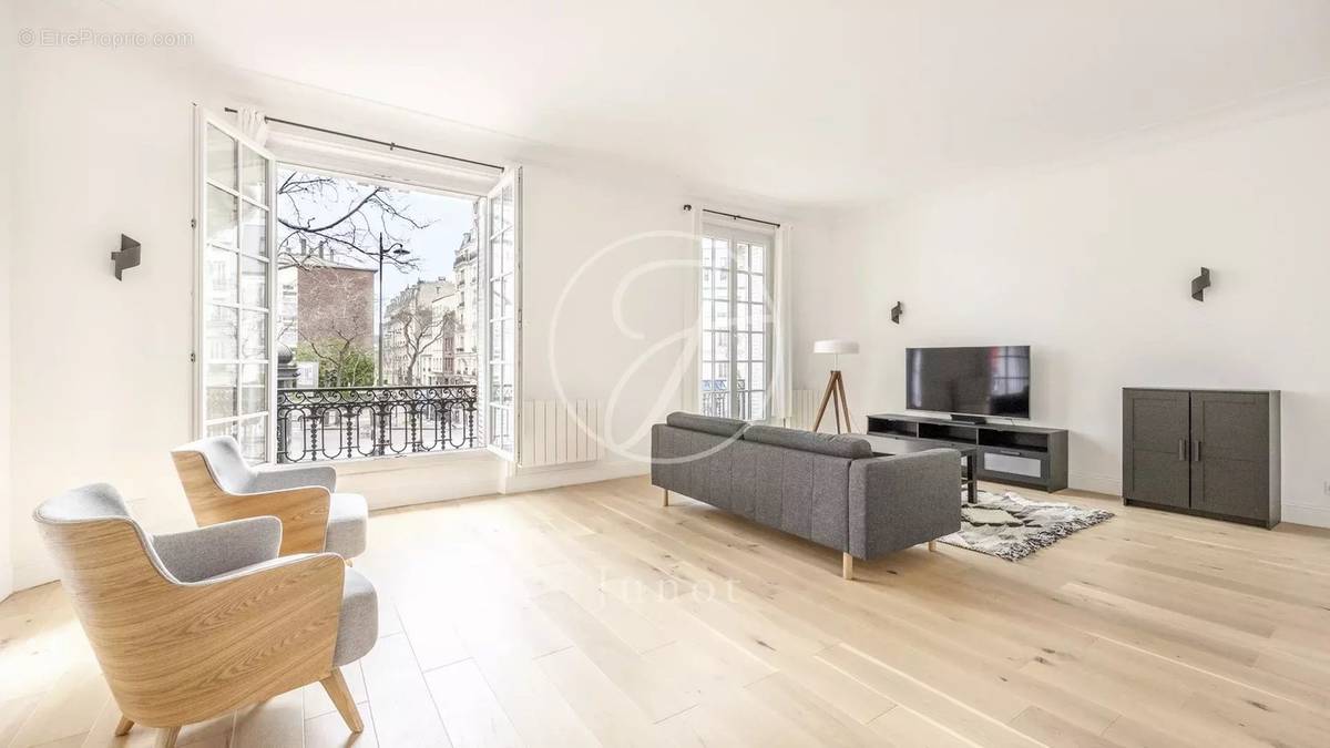 Appartement à PARIS-16E