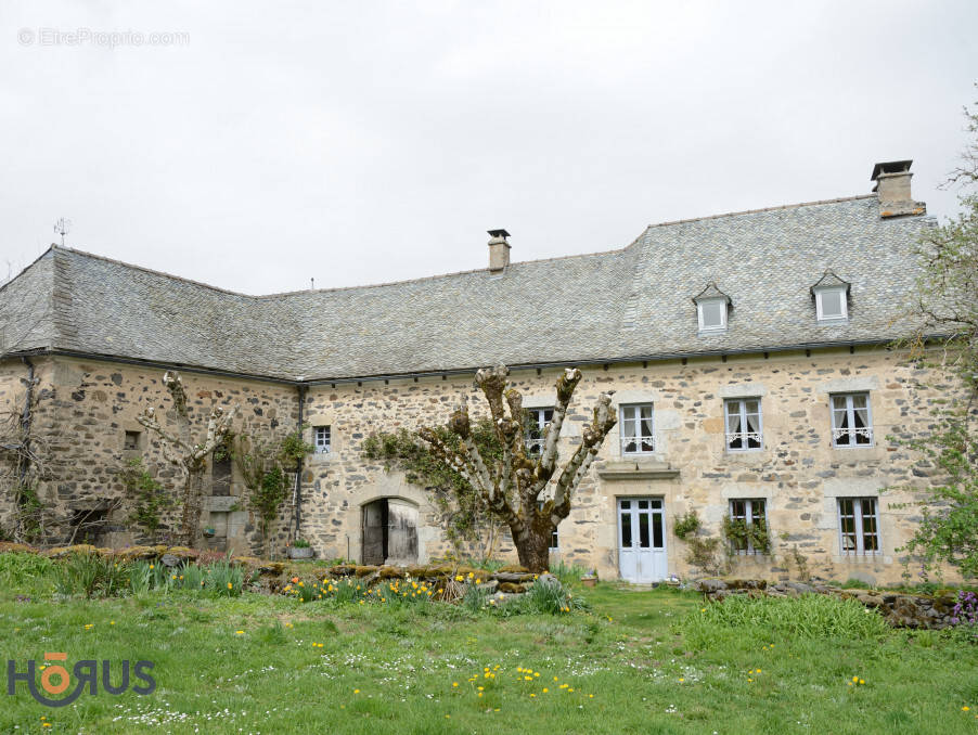 Maison à SAINTE-GENEVIEVE-SUR-ARGENCE