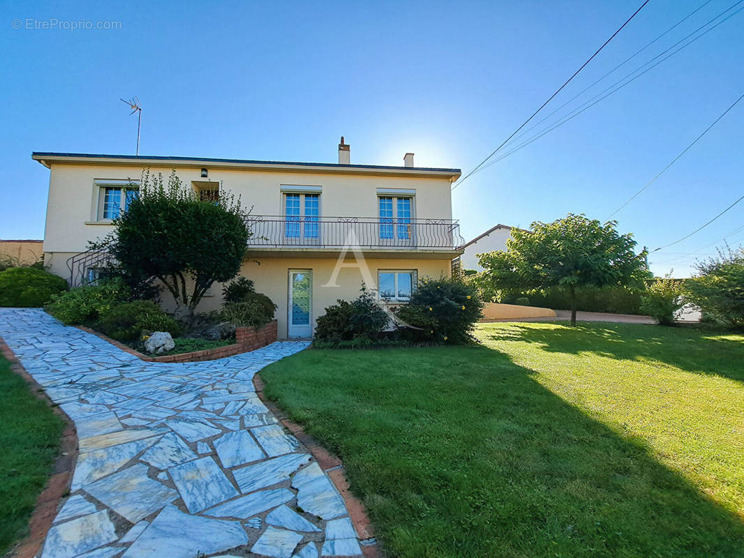 Maison à LES HERBIERS