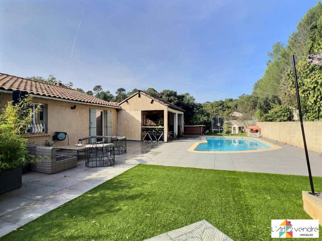 terrasse piscine et cuisine d&#039;été étage - Maison à SAINT-MAXIMIN-LA-SAINTE-BAUME