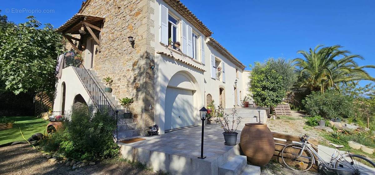 Maison à ROQUEBRUNE-SUR-ARGENS