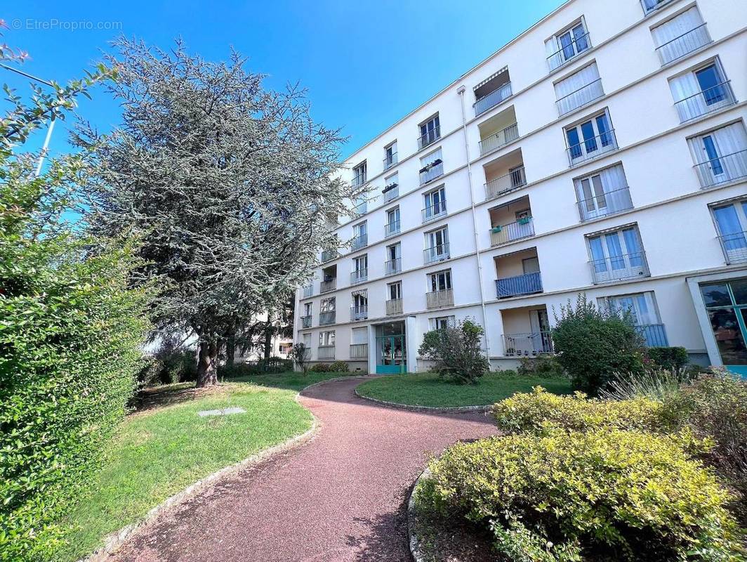   - Appartement à VILLEURBANNE