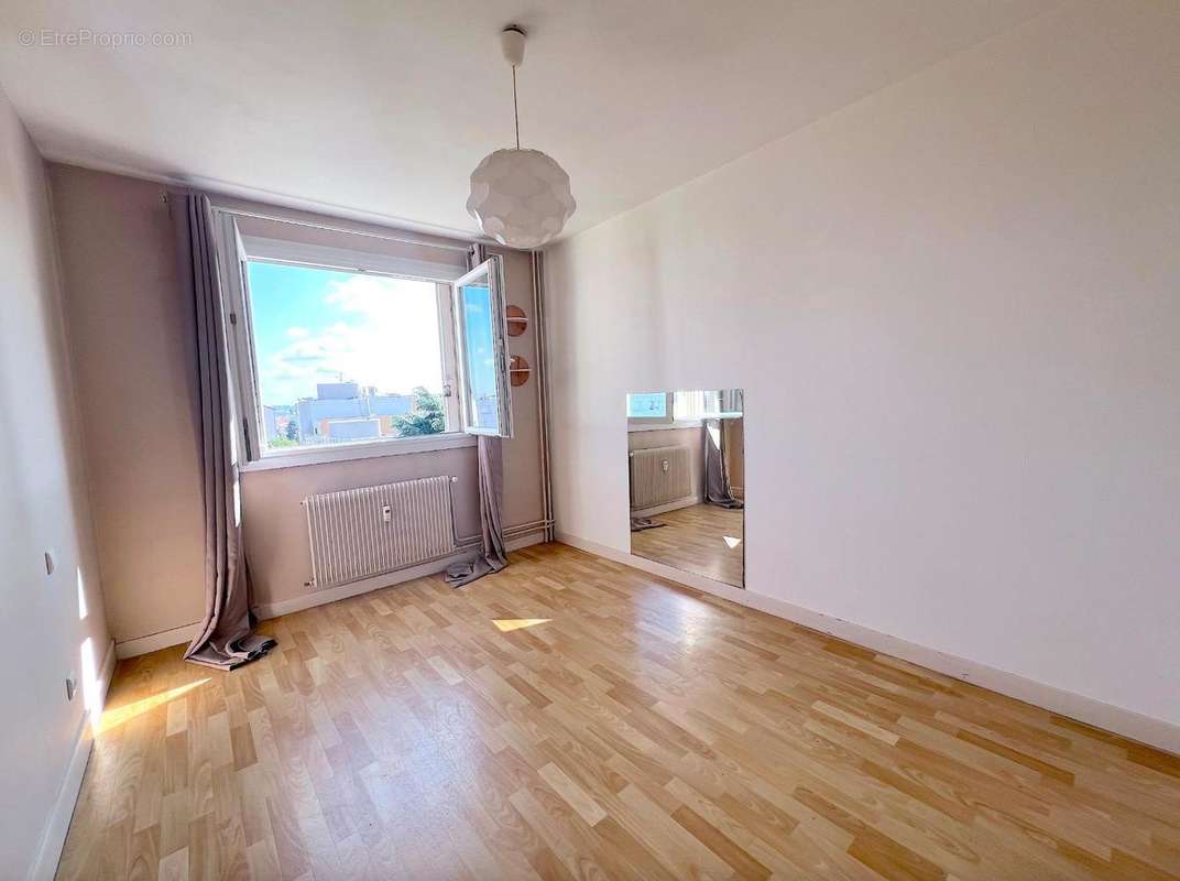   - Appartement à VILLEURBANNE