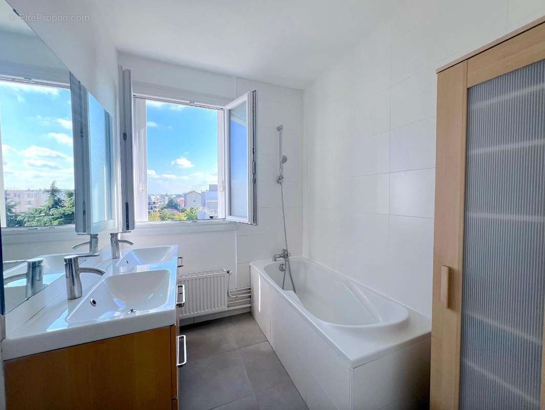   - Appartement à VILLEURBANNE