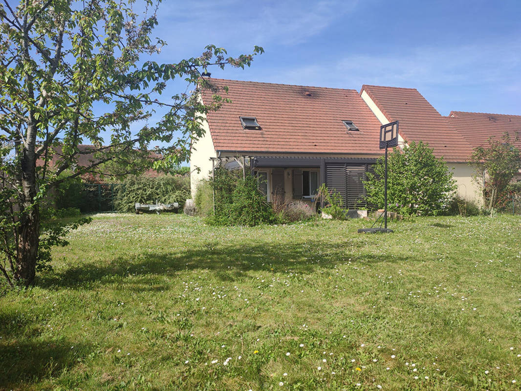 Maison à SAINT-JEAN-DE-BRAYE