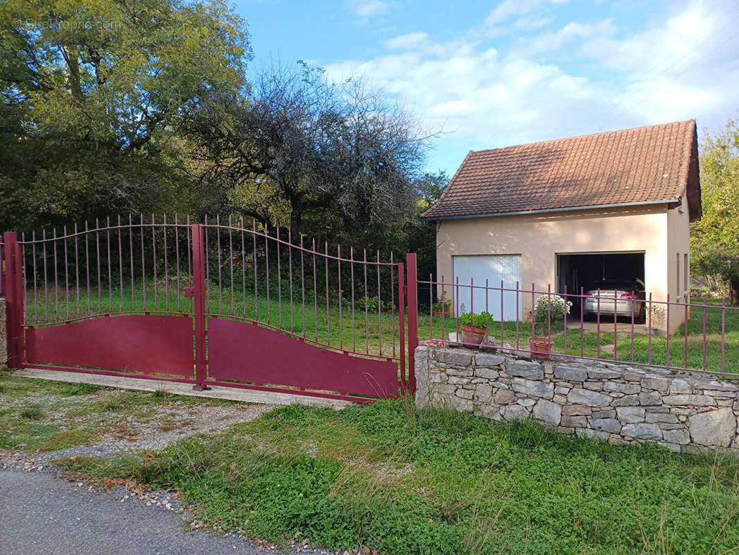 Maison à SALLES-COURBATIES