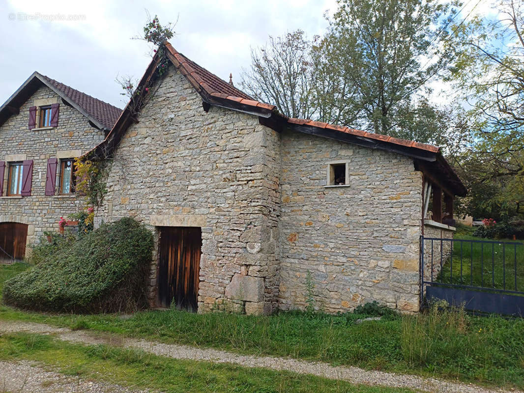 Maison à SALLES-COURBATIES