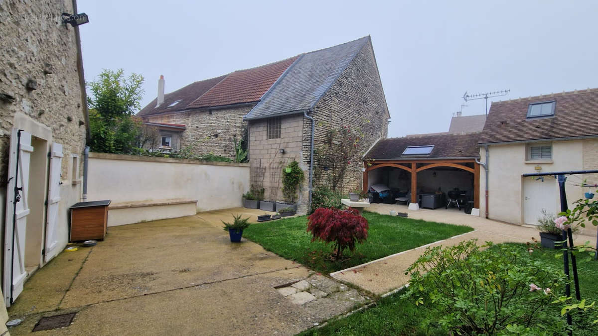 Maison à SAINT-CYR-LES-COLONS