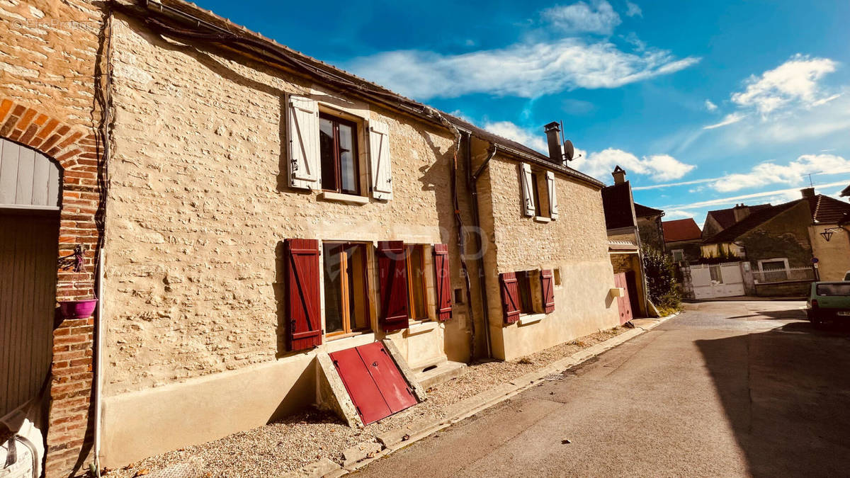 Maison à SAINT-CYR-LES-COLONS