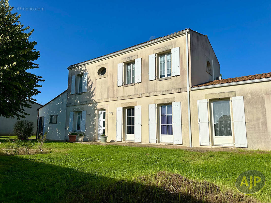 Maison à SAINT-GENIS-DE-SAINTONGE