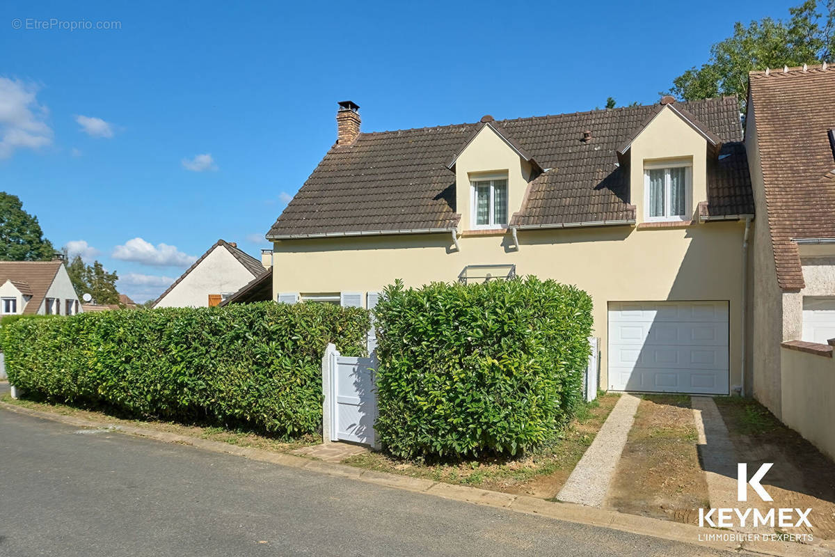 Maison à VALLANGOUJARD