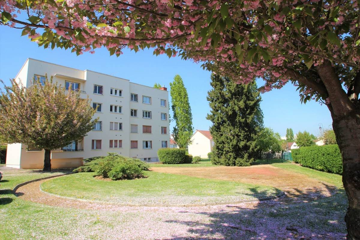 Appartement à LES CLAYES-SOUS-BOIS