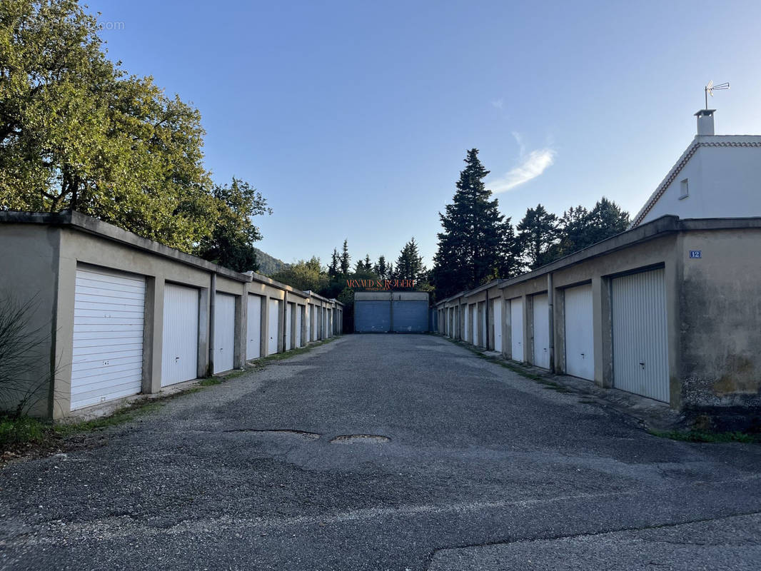 Parking à SAINT-PAUL-TROIS-CHATEAUX