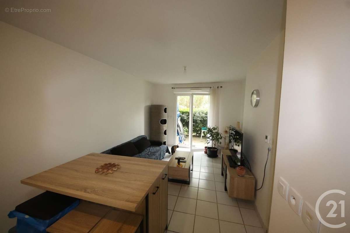 Appartement à PINS-JUSTARET