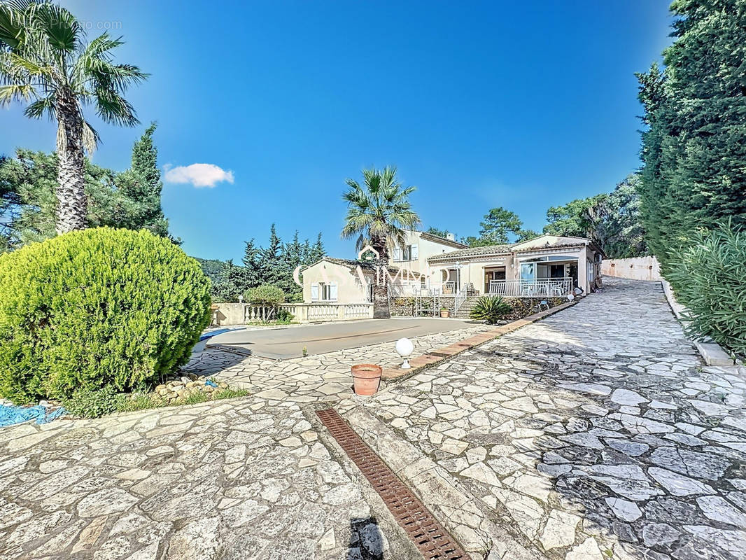 Maison à ROQUEBRUNE-SUR-ARGENS