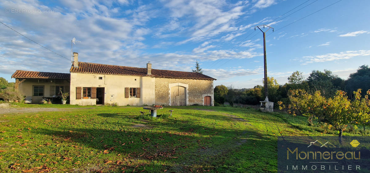 Maison à MONTMOREAU-SAINT-CYBARD