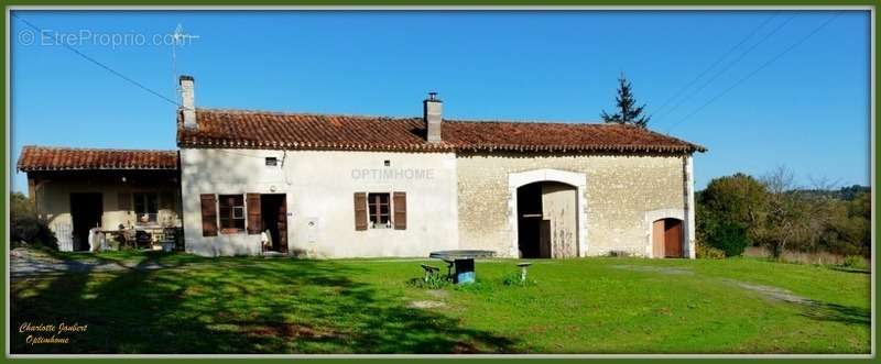 Maison à MONTMOREAU-SAINT-CYBARD