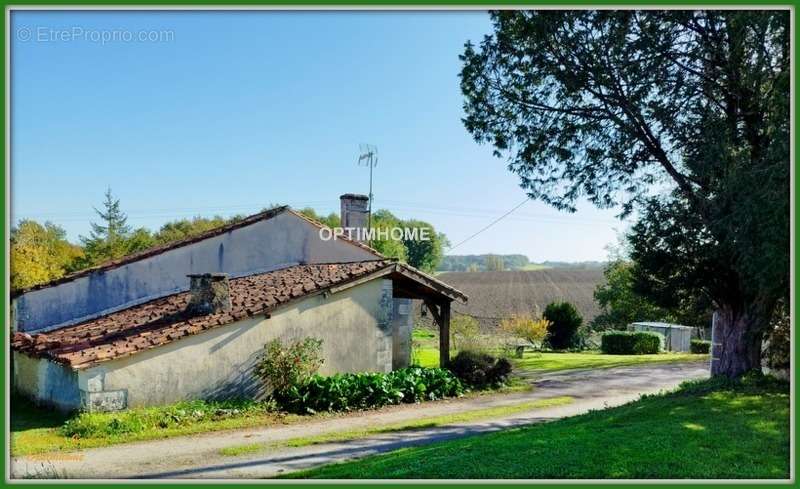 Maison à MONTMOREAU-SAINT-CYBARD