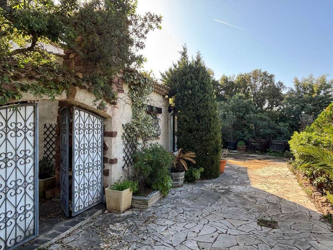 Maison à ROQUEBRUNE-SUR-ARGENS