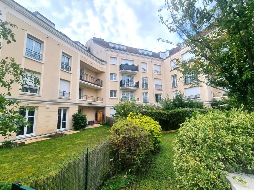 Appartement à LES CLAYES-SOUS-BOIS