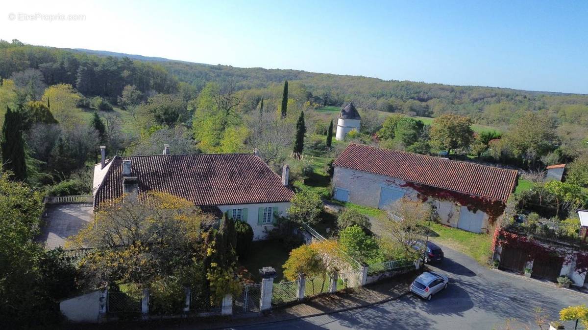 Maison à BOURDEILLES