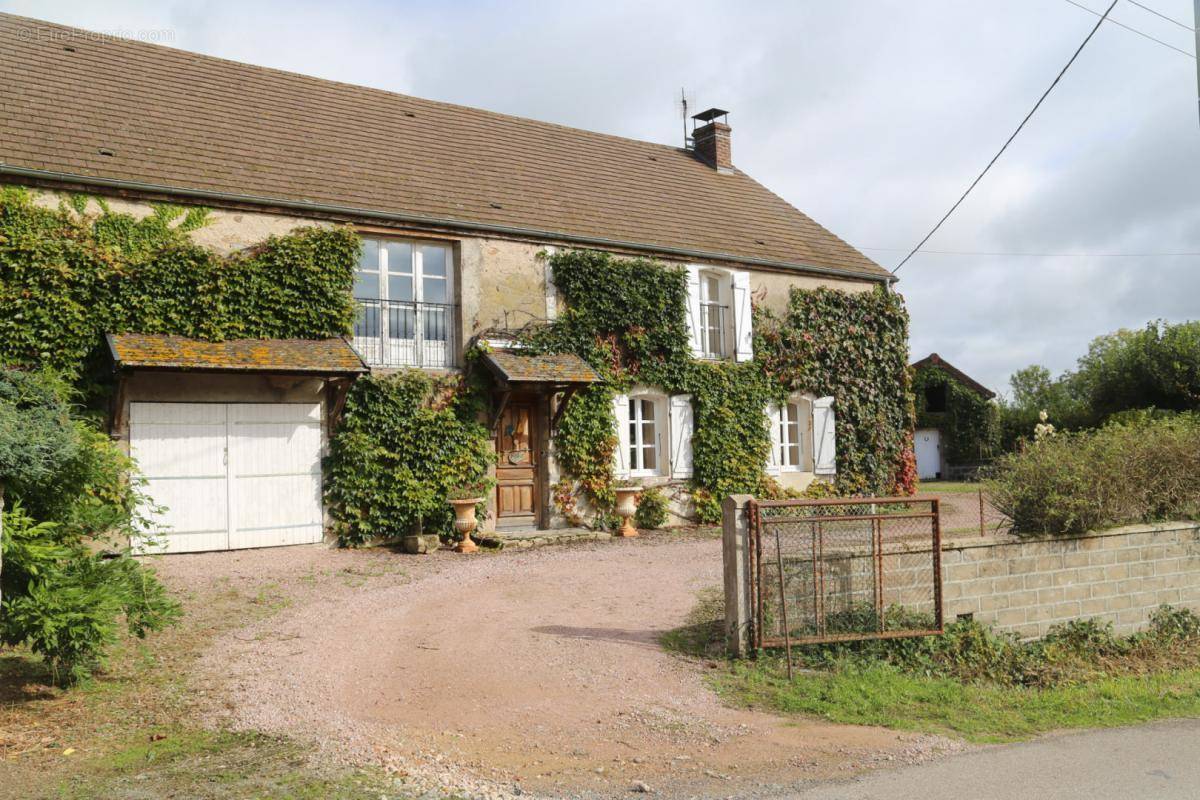 Maison à CHARBONNAT