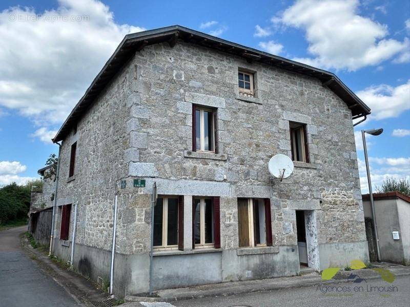 Maison à SAUVIAT-SUR-VIGE