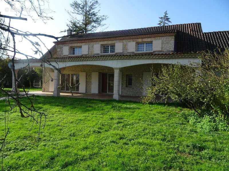 Maison à ROULLET-SAINT-ESTEPHE