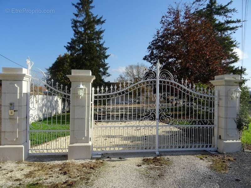 Maison à ROULLET-SAINT-ESTEPHE