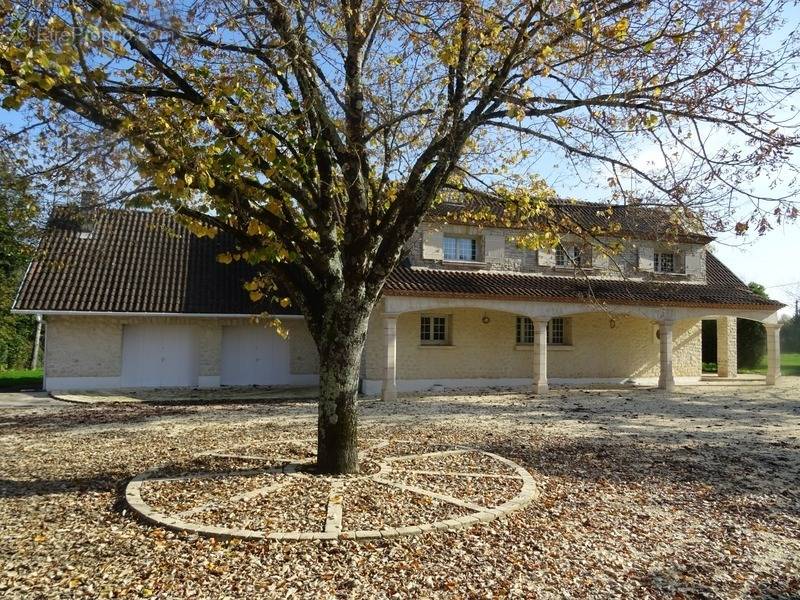 Maison à ROULLET-SAINT-ESTEPHE