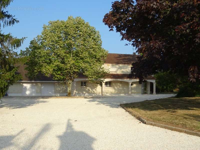 Maison à ROULLET-SAINT-ESTEPHE