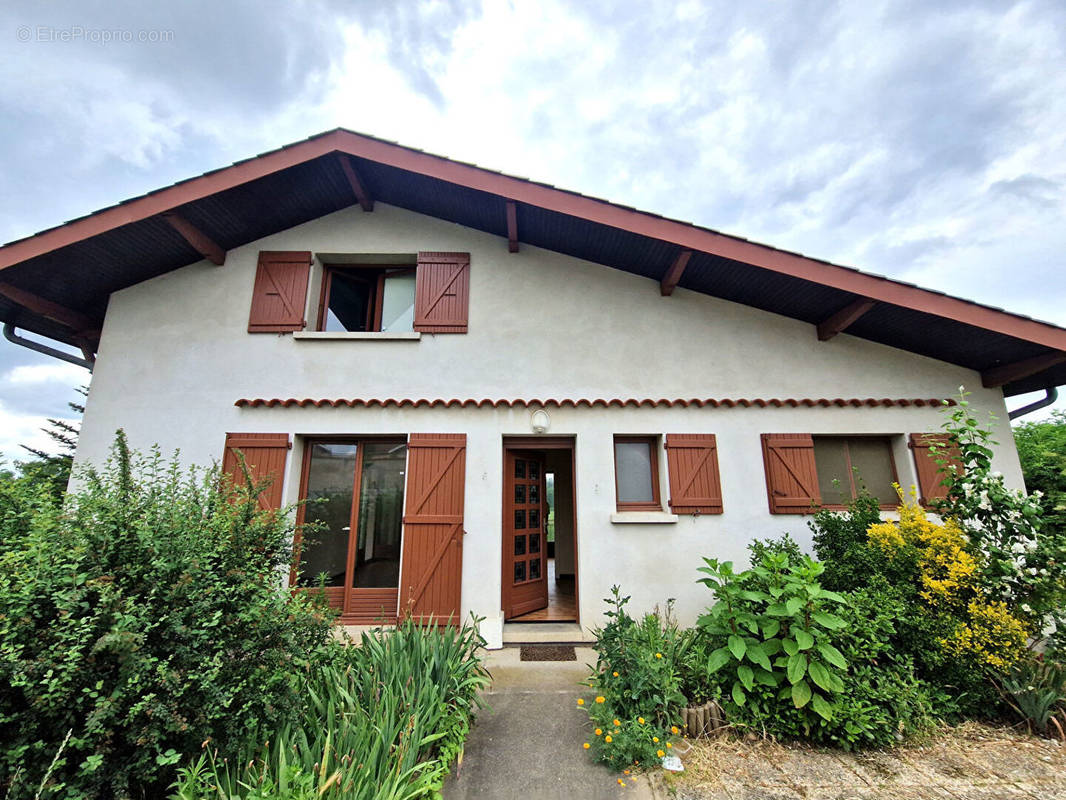 Maison à MONTROND-LES-BAINS