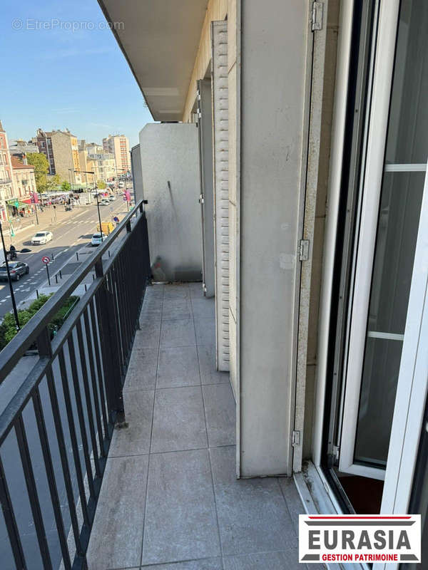 balcon 1 donnant sur rue  - Appartement à AUBERVILLIERS