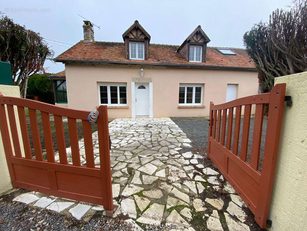 Maison à VILLAINES-LA-CARELLE