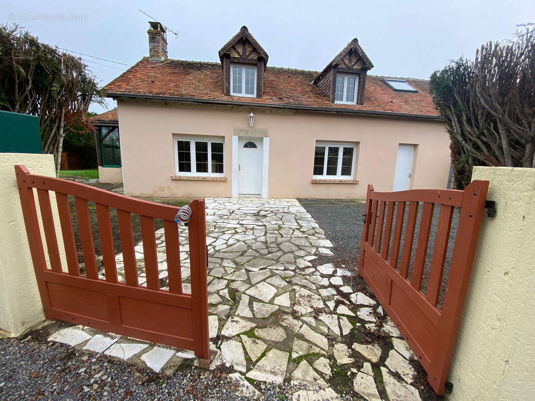 Maison à VILLAINES-LA-CARELLE