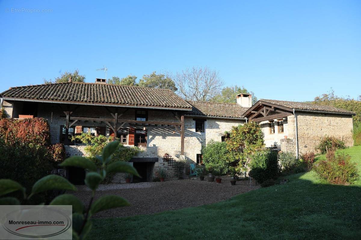 Maison à LA ROCHE-VINEUSE