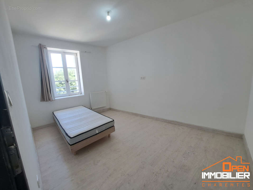 Appartement à BARBEZIEUX-SAINT-HILAIRE