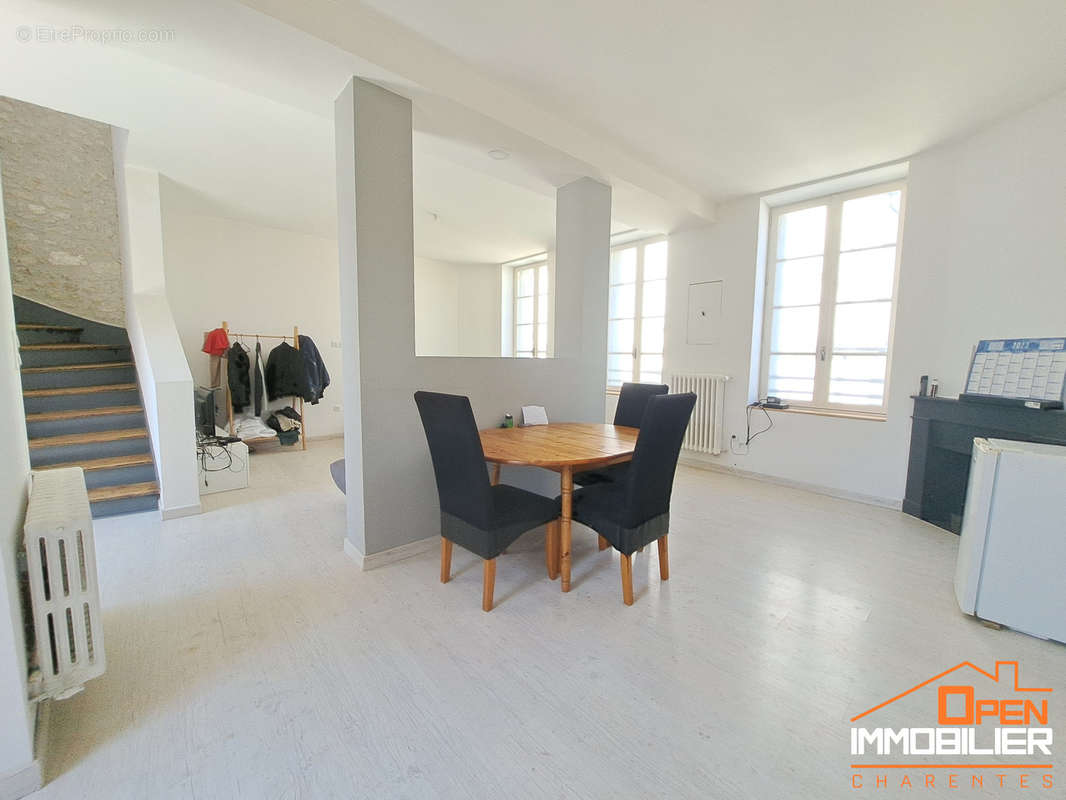 Appartement à BARBEZIEUX-SAINT-HILAIRE