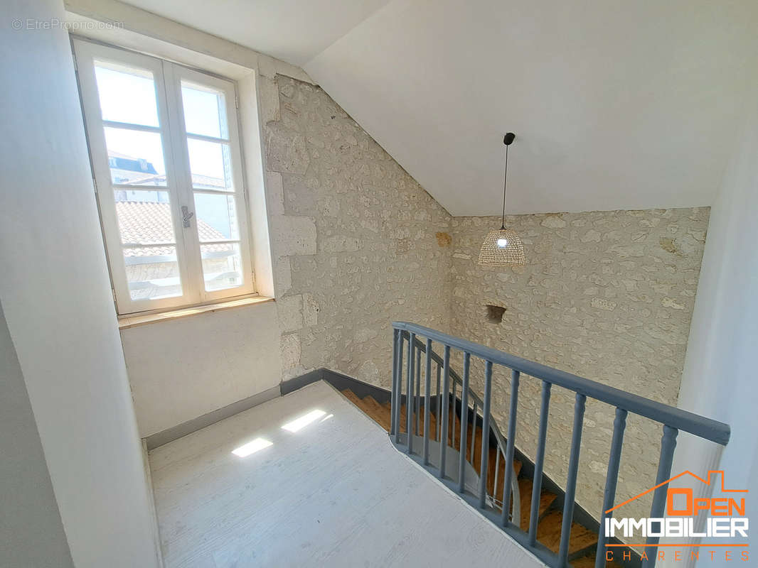 Appartement à BARBEZIEUX-SAINT-HILAIRE