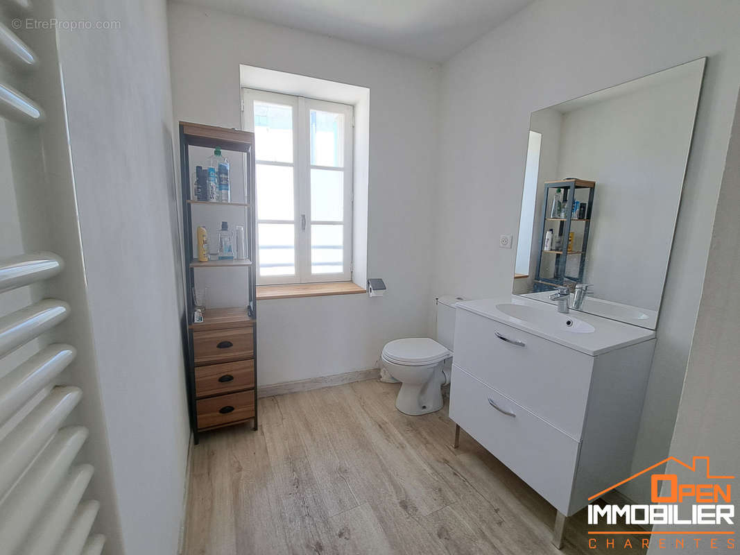 Appartement à BARBEZIEUX-SAINT-HILAIRE