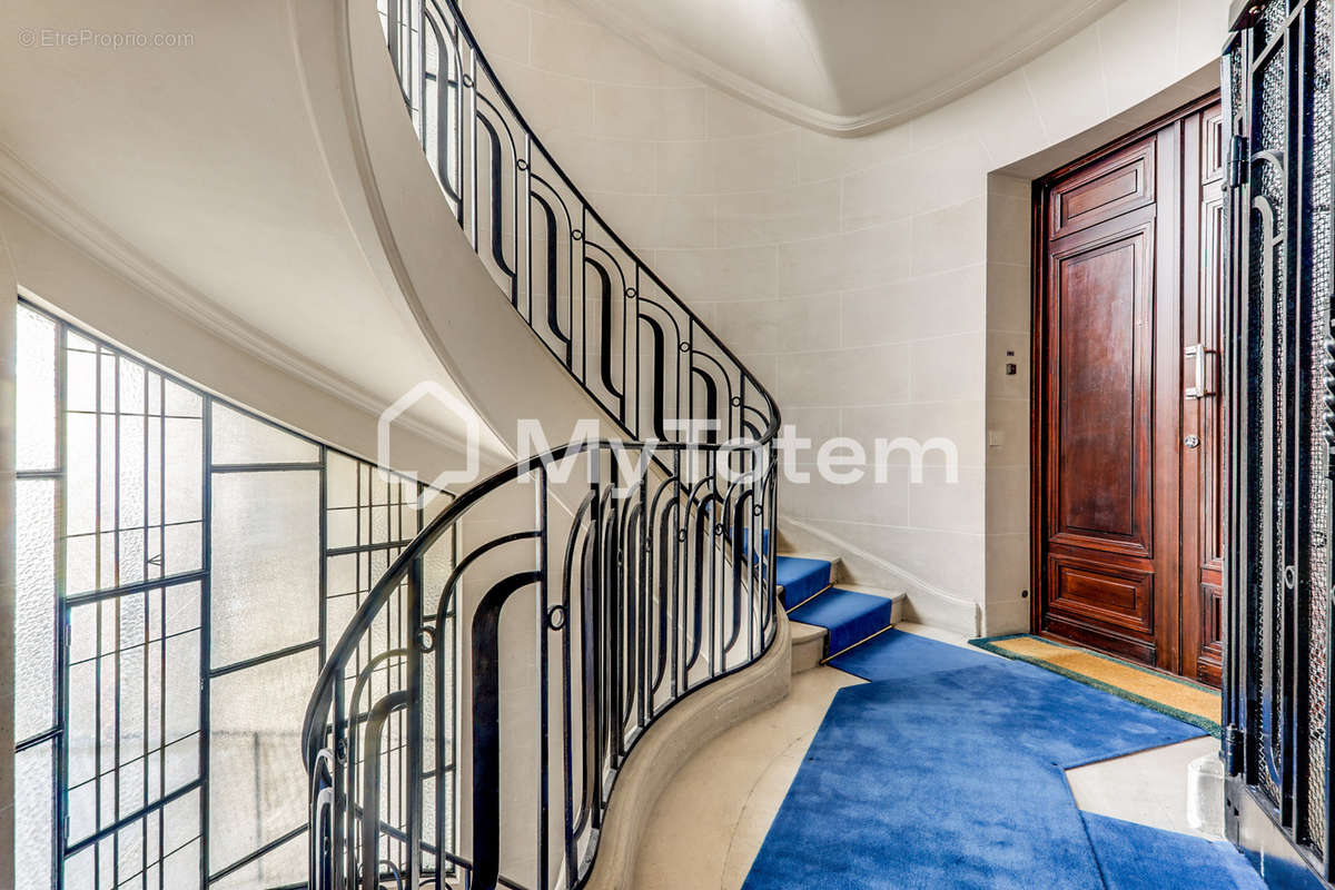 Appartement à NEUILLY-SUR-SEINE