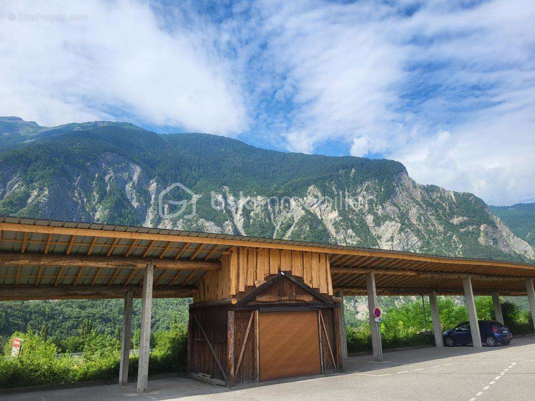 Commerce à SAINT-JULIEN-MONT-DENIS