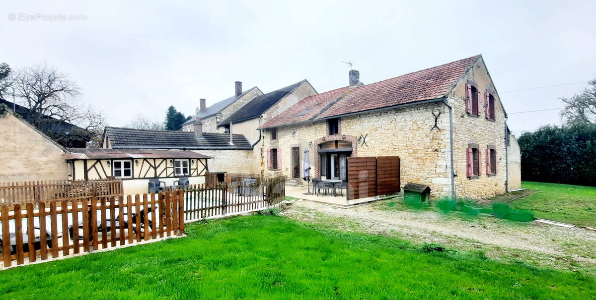 Maison à CHARBUY