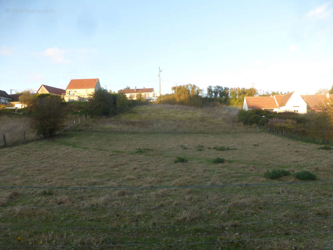 Terrain à MILLY-SUR-THERAIN