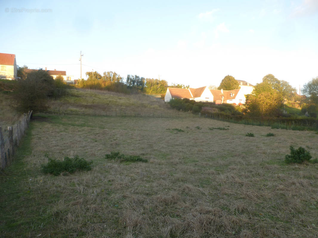 Terrain à MILLY-SUR-THERAIN