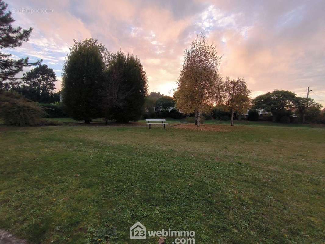 Le magnifique parc arboré, vous apprécierez l&#039;environnement calme et agréable - Appartement à SOISSONS