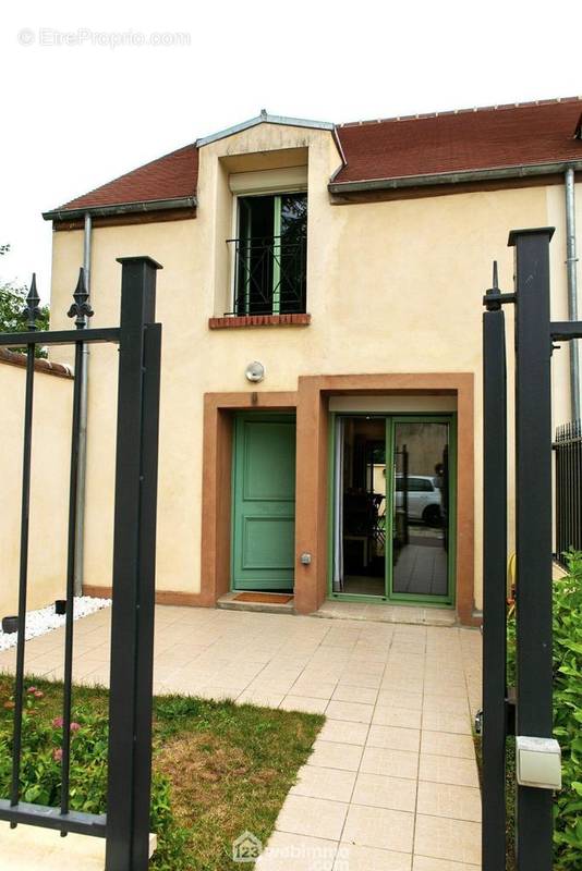 Finissons la visite par la maison vue de l&#039;extérieur avec sa terrasse et son jardinet avant exposés Est. A visiter sans tarder! - Maison à MILLY-LA-FORET