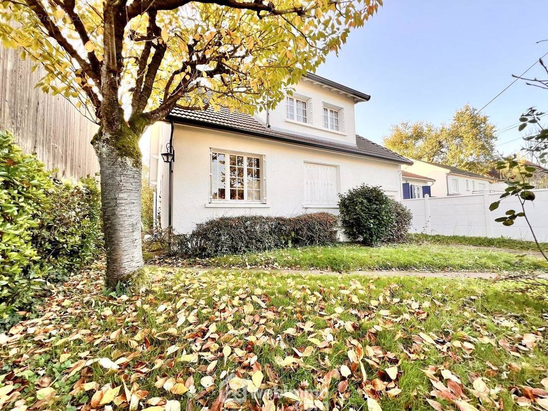 Maison à SAINTE-GENEVIEVE-DES-BOIS