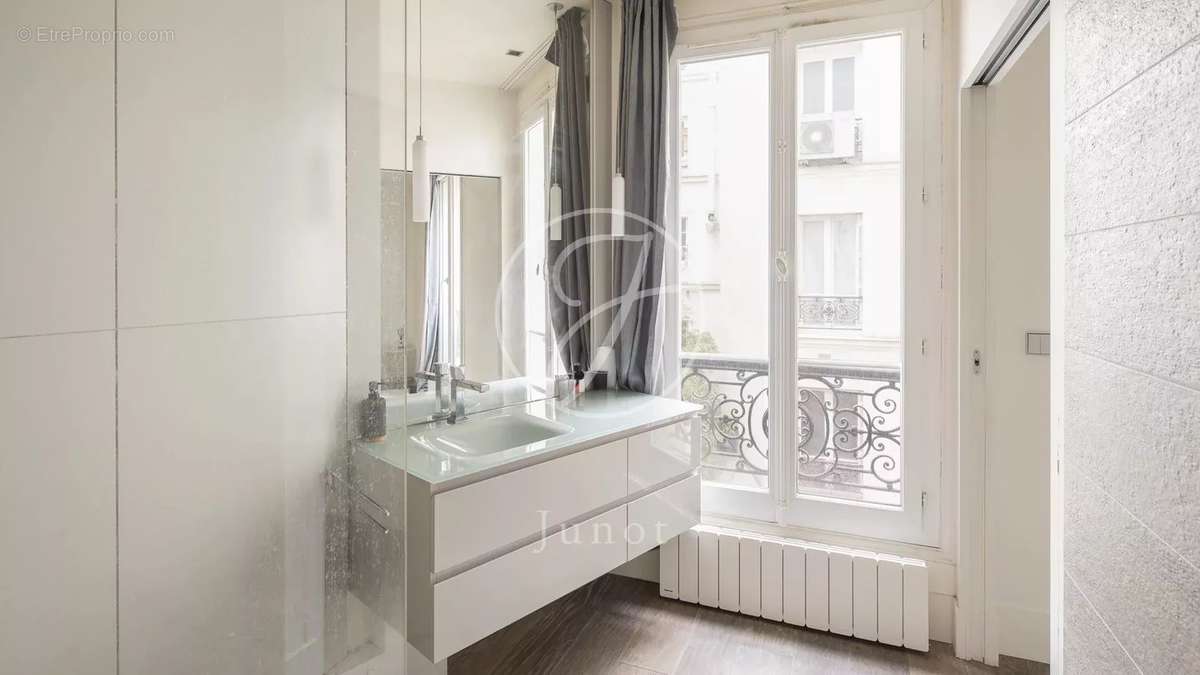 Appartement à PARIS-8E