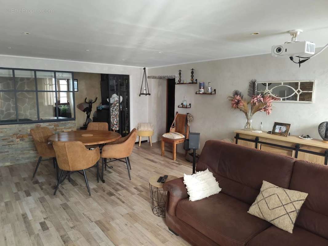 Appartement à SAINT-LAURENT-DU-VAR